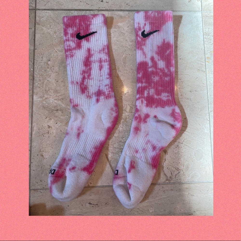 TIE DYE NIKE CREW SOCKS!